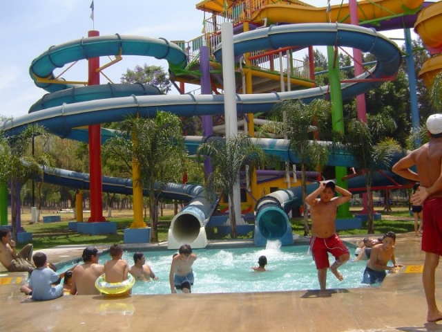 toboganes en parque acuatico